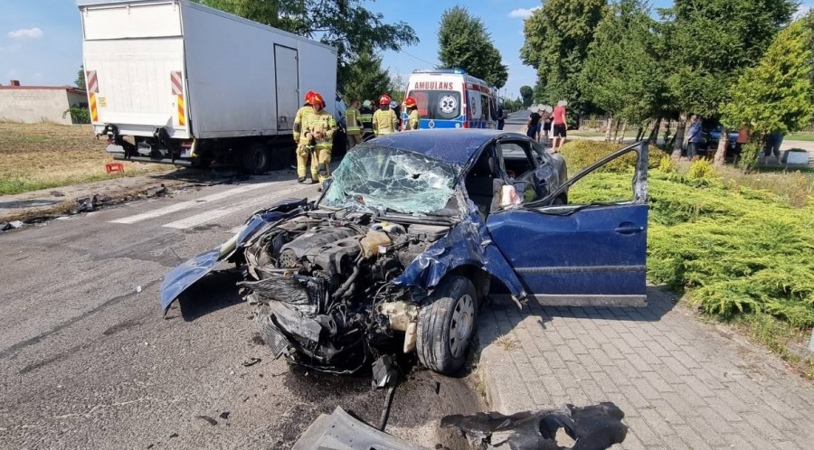 Groźnie wyglądający wypadek. Zderzenie ciężarówki z osobówką