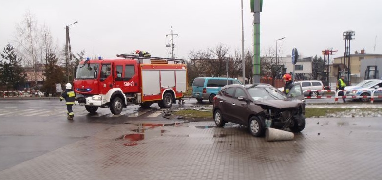 Samochody zderzyły się na krajówce. Dwie osoby w szpitalu 