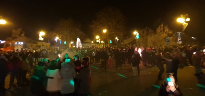 Fajerwerki i dobra zabawa w Rychwale. Burmistrz i przewodniczący rady składali mieszkańcom życzenia