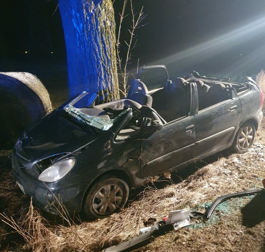 Pod wpływem alkoholu i bez uprawnień. Jazdę zakończył w rowie