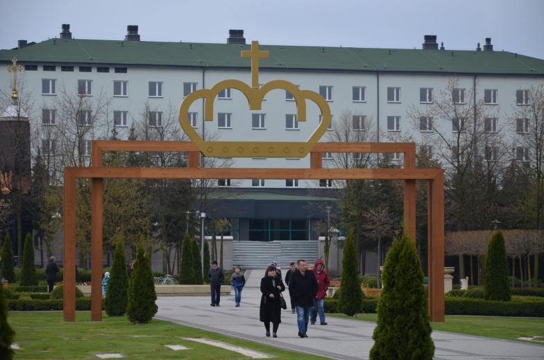 Brama przed bazyliką z nową koroną. Marianie przygotowują się do rocznicy
