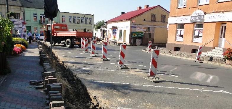 Z parkingu znikną dziury. Rozpoczął się remont na Placu Wolności