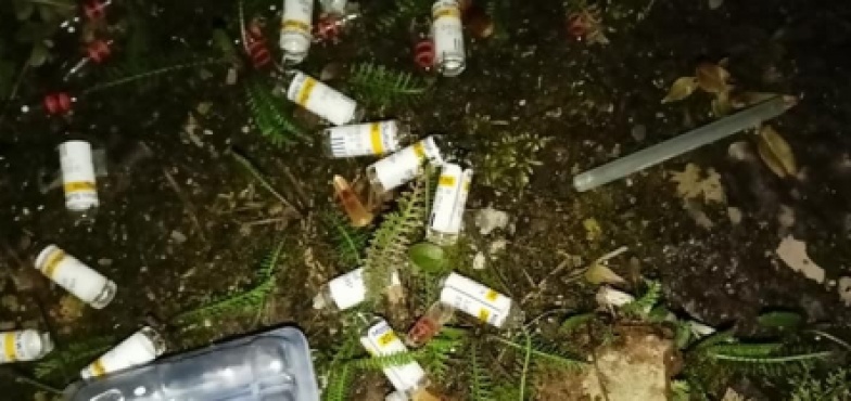 Strzykawki, igły i puste ampułki w okolicach garaży przy ulicy Poznańskiej