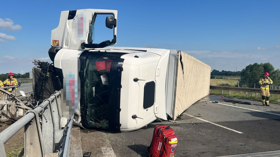 Na A2 przed zjazdem na Golinę auto się przewróciło na bok. Droga jest całkowicie zablokowana