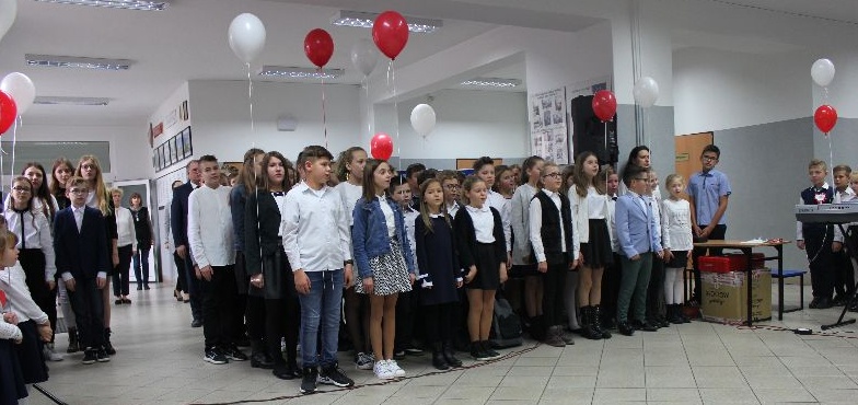 Zaśpiewali dla Niepodległej, w niebo pofrunęły biało-czerwone balony 