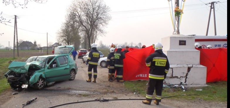 Śmiertelny wypadek. Kierowca wjechał w przydrożną kapliczkę