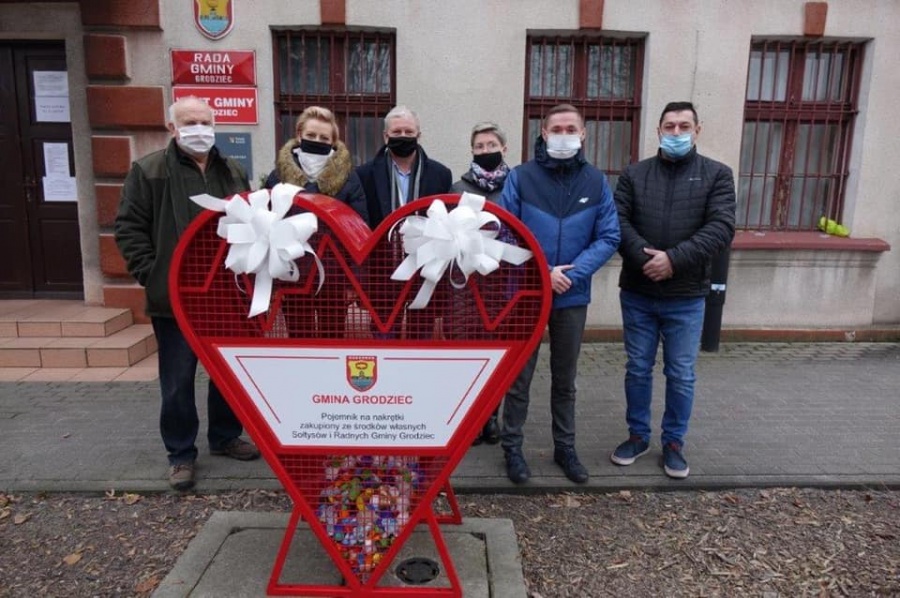 W Grodźcu także stanęło serce na nakrętki. By pomagać potrzebującym