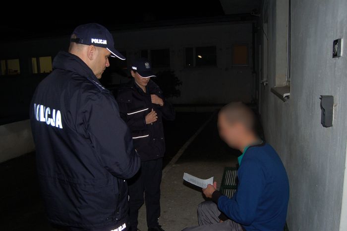 Policjanci rozdawali ulotki bezdomnym. Gdzie potrzebujący mogą uzyskać pomoc?