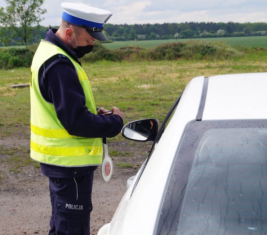 Policjanci zatrzymują pijanych na drogach. Rekordzista na rowerze miał 2,3 promila 