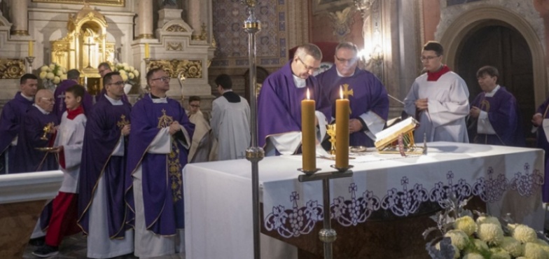 Wokół ołtarza kilkunastu księży. Polecali Bogu kapłanów