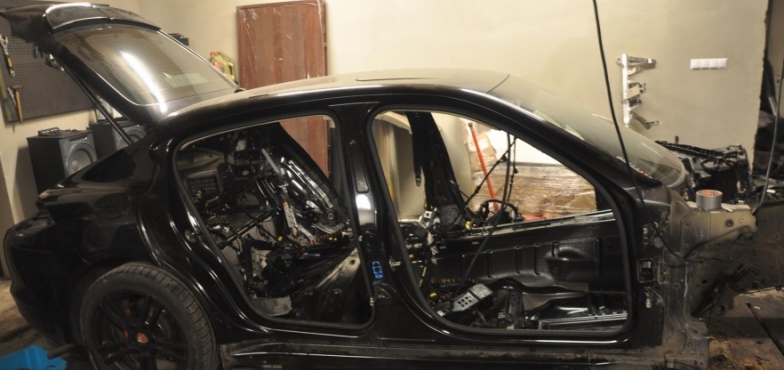 19-latek przywłaszczył porsche warte 200 tys. zł. W dziupli pocięto je na części 