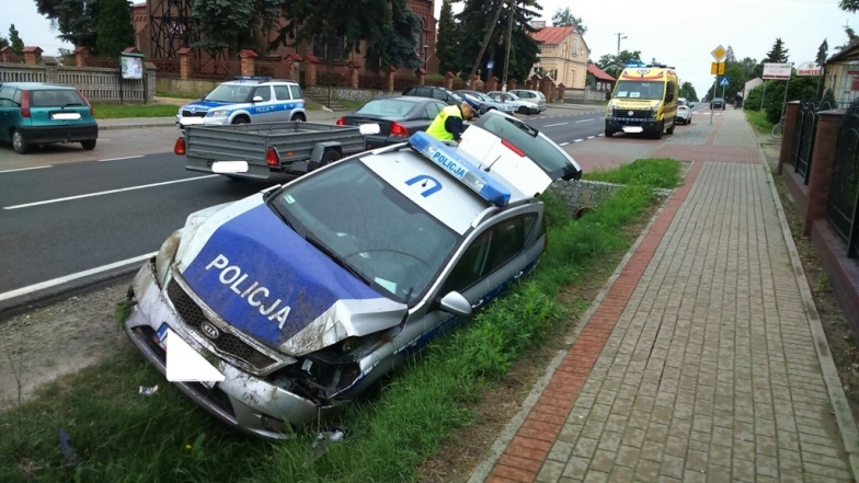 Policyjny radiowóz w rowie. 86-letni kierowca zajechał drogę