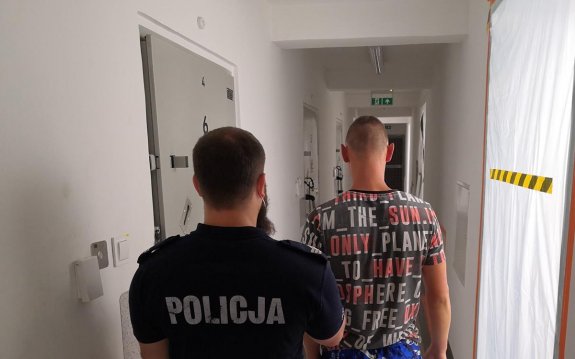 Uciekał przed policją. Rozbił auto