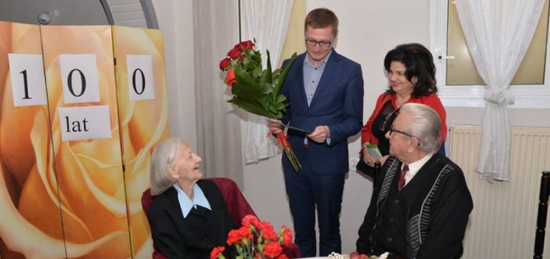 Sto lat dla Leokadii Budziszewskiej. Z kwiatami i życzeniami pojechał i wiceprezydent