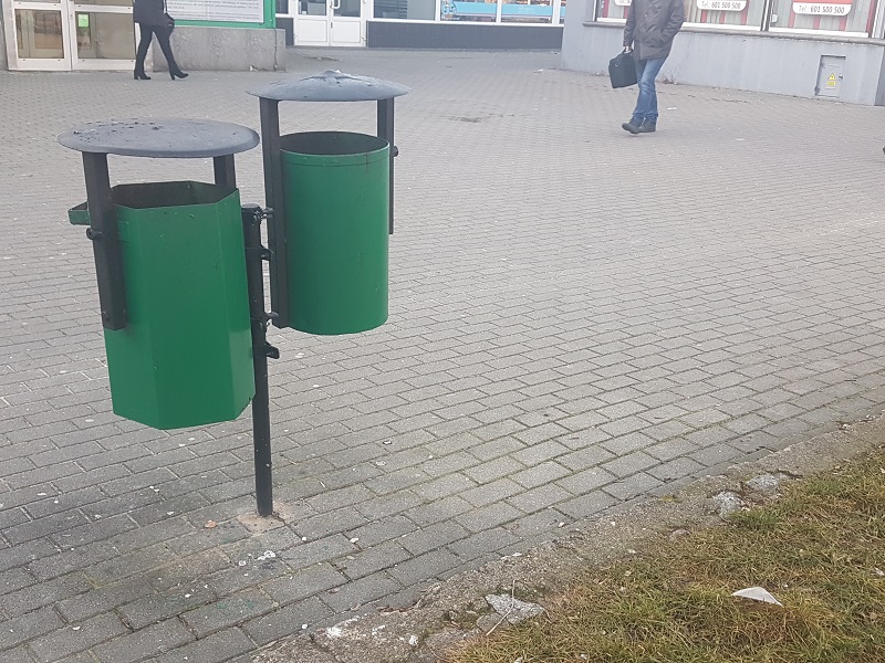 Podwójne kosze na śmieci w centrum Konina. Jest też specjalny zespół sprzątający 