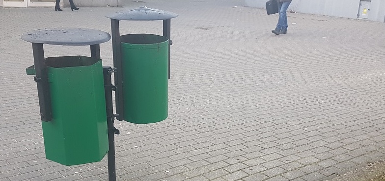 Podwójne kosze na śmieci w centrum Konina. Jest też specjalny zespół sprzątający 