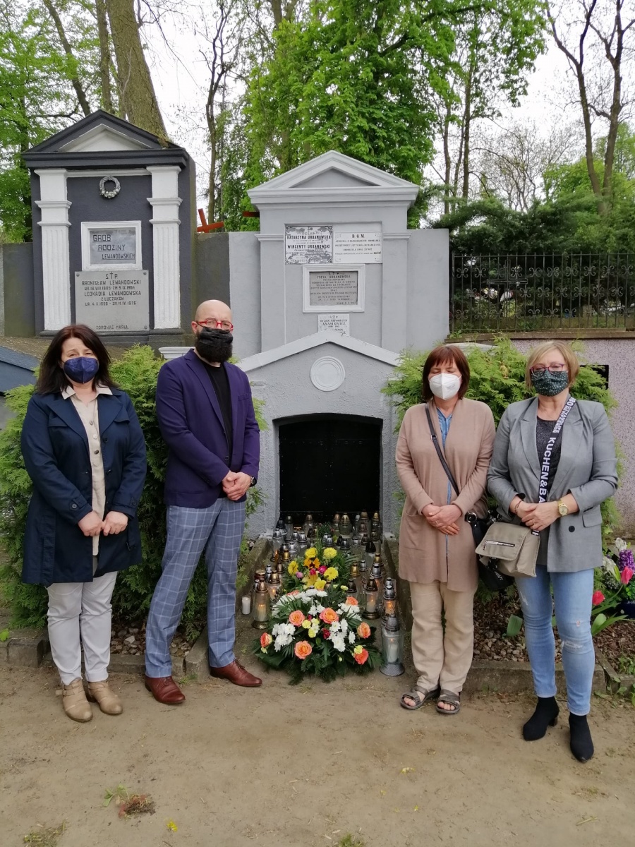 Pracownicy biblioteki odwiedzili grób patronki. Jutro imieniny Zofii Urbanowskiej