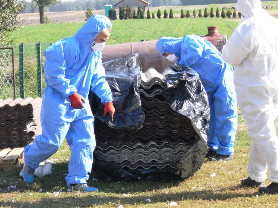 Zdejmowali dachy z domów. Już 11 lat usuwają azbest w powiecie konińskim