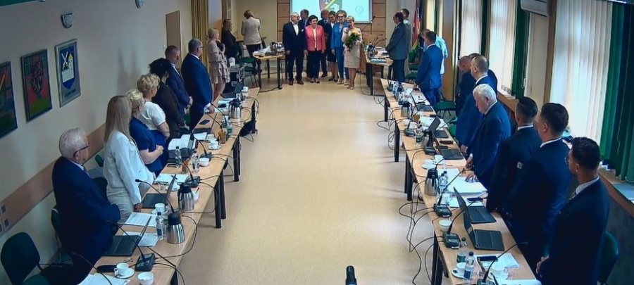 „Nie składają broni, kiedy pojawia się kryzys”. Jednogłośne wotum i absolutorium dla starosty 
