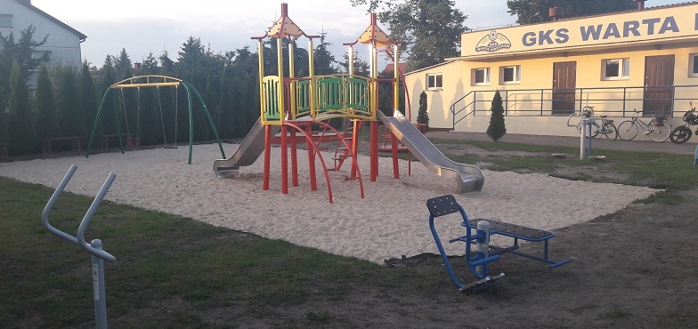 Nowoczesne zabawki stanęły przy stadionie. Plac już gotowy