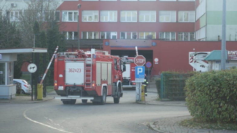 Znów alarm w szpitalu. Strażacy przed budynkiem przy Wyszyńskiego