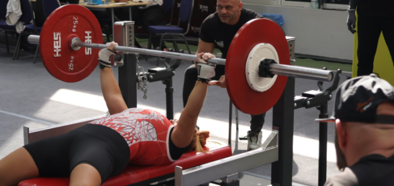 Pierwsze zawody w wyciskaniu sztangi w Koninie przyciągnęły sportowców z całej Polski