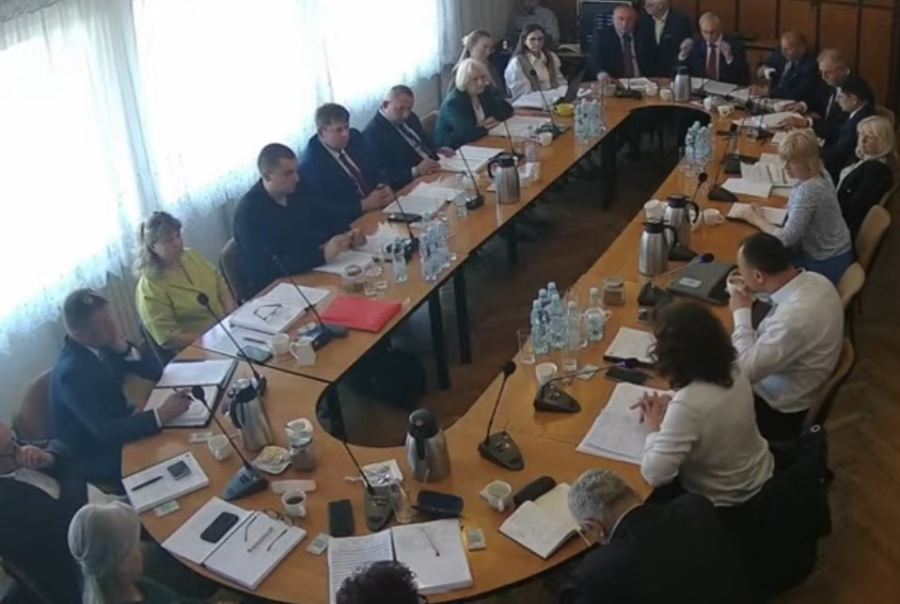 „Wstrzymuje to rozwój gminy i realizację rozpoczętych inwestycji”. Radni nie zgodzili się na wzięcie pożyczki na budowę szkoły w Woli Podłężnej