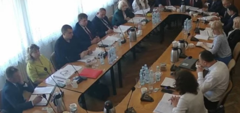 „Wstrzymuje to rozwój gminy i realizację rozpoczętych inwestycji”. Radni nie zgodzili się na wzięcie pożyczki na budowę szkoły w Woli Podłężnej