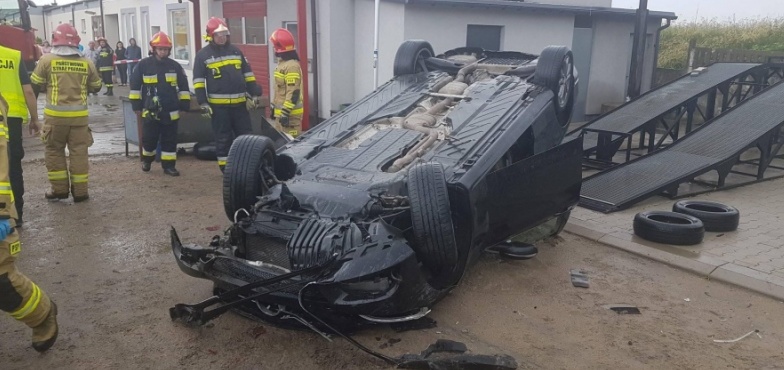 Groźnie wyglądający wypadek na Trasie Warszawskiej. Auto wypadło z drogi