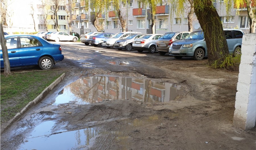 Jeziorko zamiast dojazdu do parkingu. Czy wreszcie doczeka się remontu?  