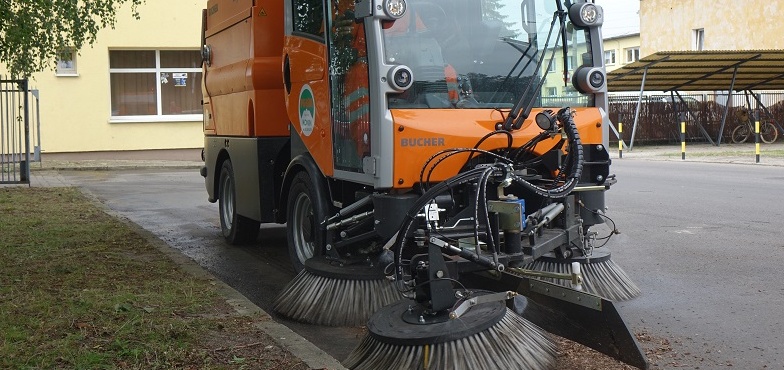 Nowoczesna zamiatarka na ulicach miasta. Oczyści chodniki, zatoczki autobusowe i parkingi 