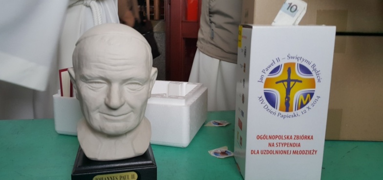 Możesz wrzucić pieniądze do puszki. Dostaniesz figurkę w kształcie głowy papieża Jana Pawła II