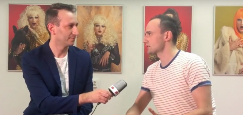 Na plakatach jako draq queen. W roli głównej Mateusz Weber, czyli aktor z Konina