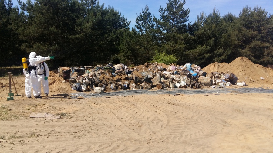 – Odpady ciągle składowane są w żwirowniach – twierdzą mieszkańcy Przyjmy. Kto zajmie się utylizacją beczek?
