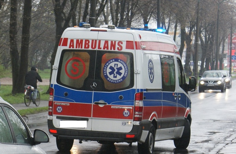 Młody człowiek z gorączką zabrany karetką do szpitala w Poznaniu. Miał kontakt z osobą z Holandii