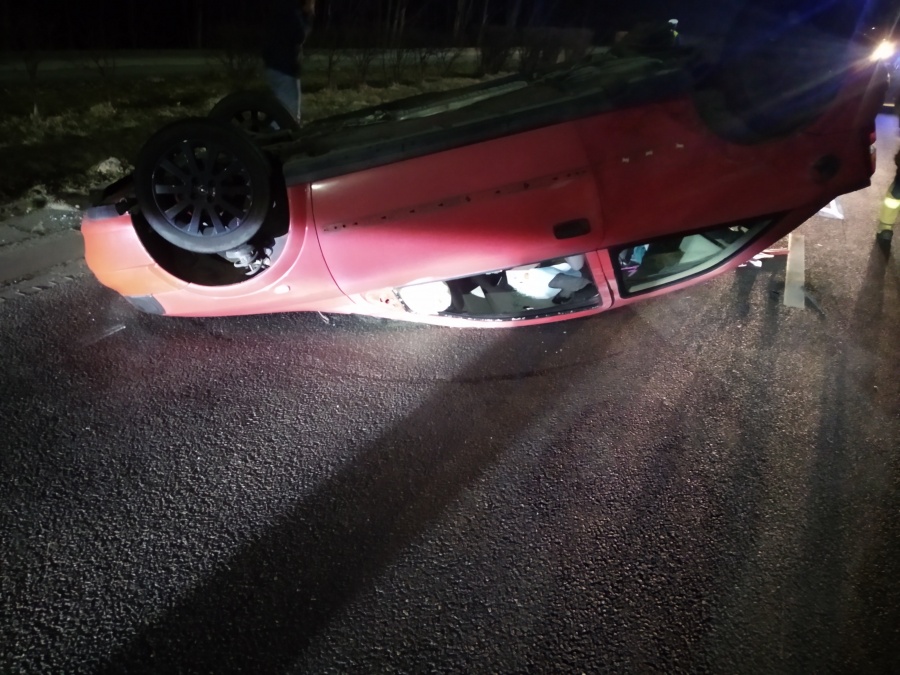 Wypadek na Trasie Bursztynowej. Zderzyły się dwa samochody, jeden dachował 
