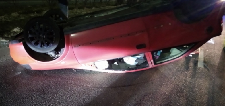 Wypadek na Trasie Bursztynowej. Zderzyły się dwa samochody, jeden dachował 