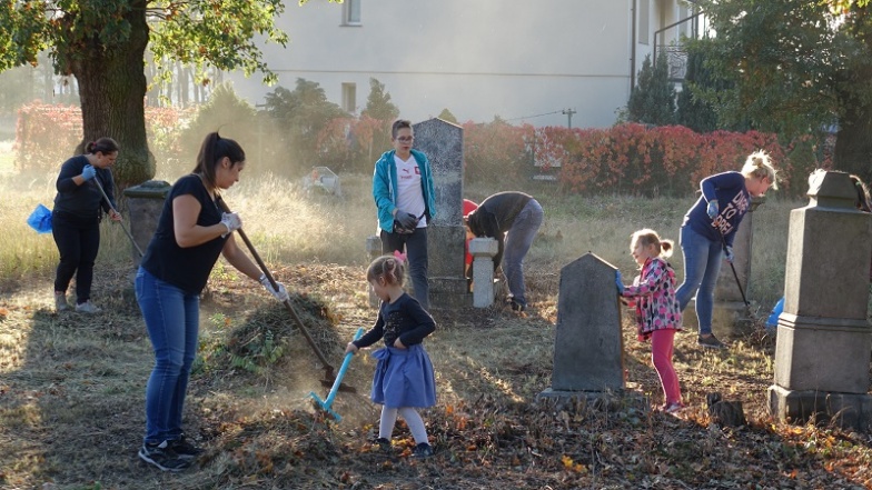 Lekcja historii na miejscowym cmentarzu. Lepiej zobaczyć niż tylko o tym czytać