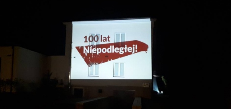 Świetlny baner na budynku. Weterynaria w Kole też świętuje