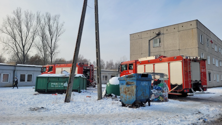 Ogień wychodził przez okno. Na łóżku częściowo zwęglone ciało mężczyzny 