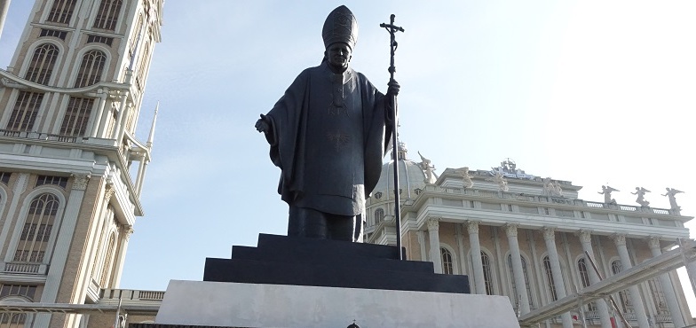 Przed bazylikę wrócił pomnik Jana Pawła II. Nie ma już postaci księdza  