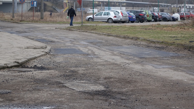 Od Torowej do MDK-u prowadziła dziura na dziurze. Dziś drogowcy połatali trasę 
