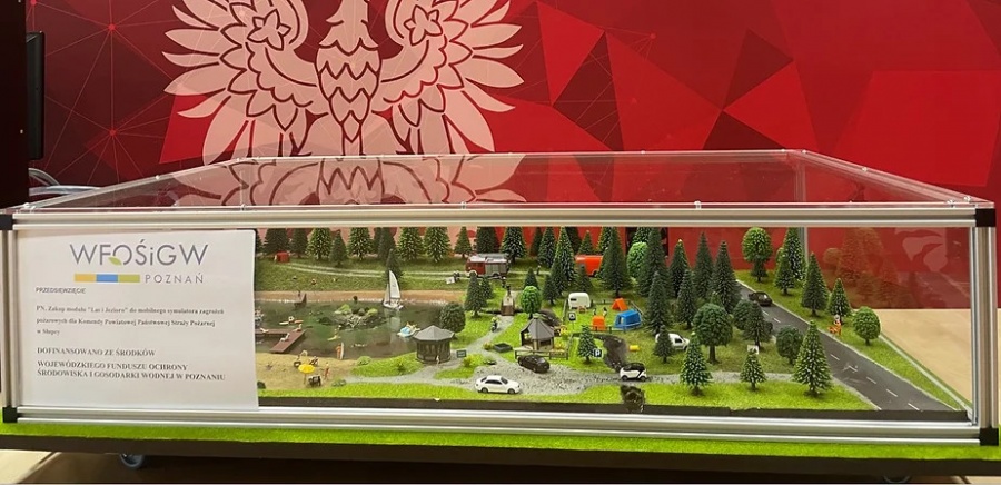 Nowy mobilny symulator zagrożeń w lesie i nad wodą w Komendzie Powiatowej PSP w Słupcy