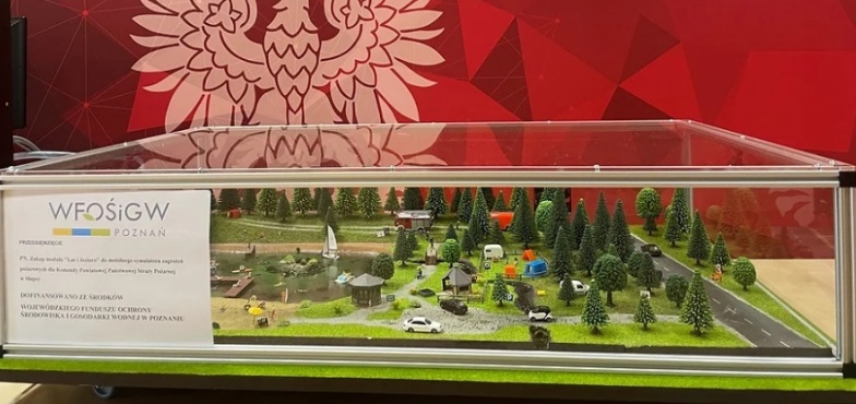 Nowy mobilny symulator zagrożeń w lesie i nad wodą w Komendzie Powiatowej PSP w Słupcy