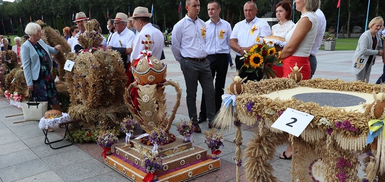 Przed bazyliką stanęło 14 wieńców dożynkowych. Rolnicy powiatu konińskiego dziękowali za plon