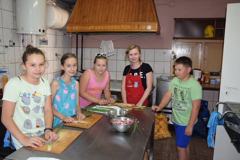 Gotują, kulają pączki, kleją, wycinają, tańczą. Swojskie Babki zapraszają na „Dożyneczki”