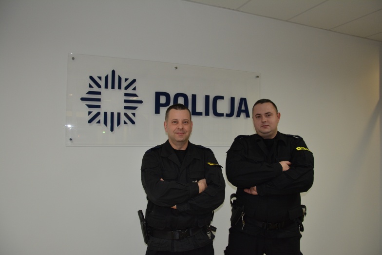 Policjanci uratowali mężczyznę. Palącego się wynieśli z pożaru
