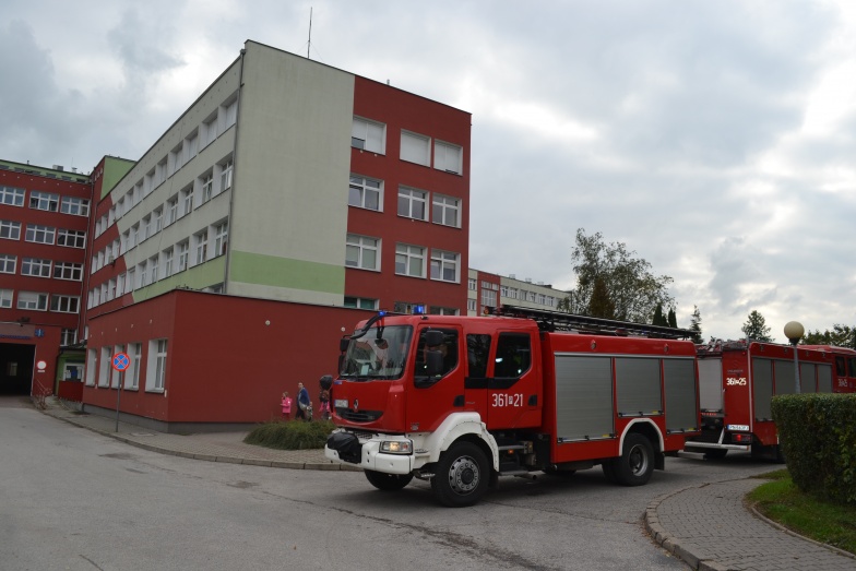 Alarm w szpitalu. Trzy wozy strażackie przed budynkiem przy Wyszyńskiego