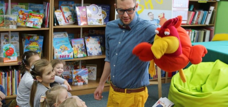Karmili kurę i upiększali pawi ogon. Przedszkolaki na warsztatach w bibliotece 