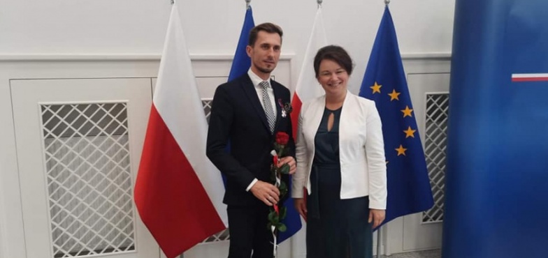 Sekretarz powiatu odznaczony Srebrnym Krzyżem Zasługi 